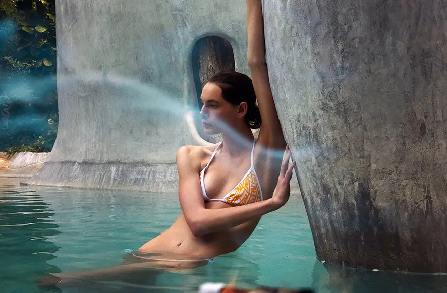 دختر در خال شنا با بیکینی سفید و زرد